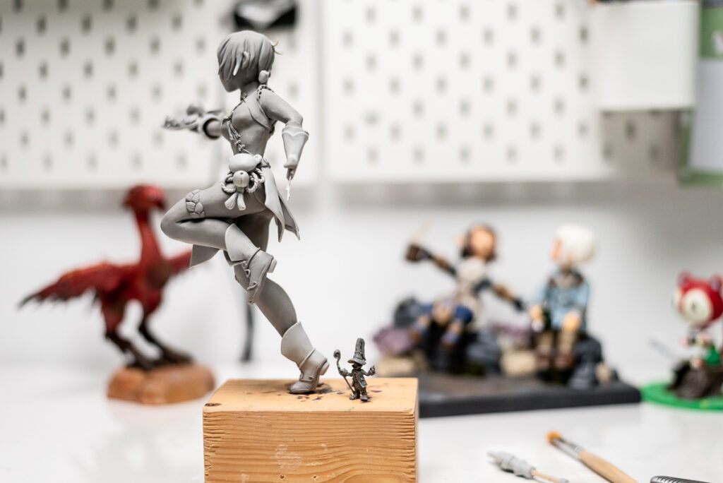 A good first sculpting project is better a bit bigger: A 20cm figure of Xianglin from Genshin Impact compared to a miniature sculpture of about 1,5cm height